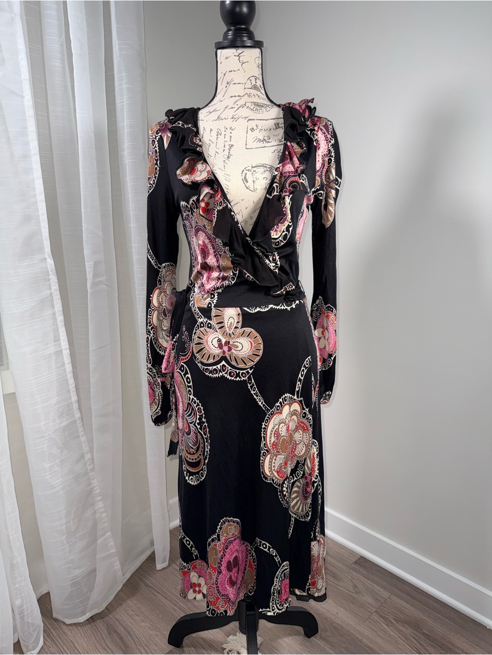 Women’s Trina Turk Y2K 100% Silk Black Floral Ruffle V-Neck Wrap Dress Size 8